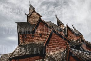 Toit de l'église en bois debout de Heddal - Une blonde en Norvège
