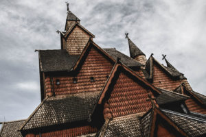 Toit de l'église en bois debout de Heddal - Une blonde en Norvège