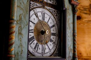 Horloge ancienne en rosemåling - Une blonde en Norvège